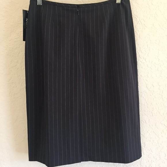 Kasper 2 pc Black Pinstripe Skirt Suit Sz 8 - Picture 6 of 9